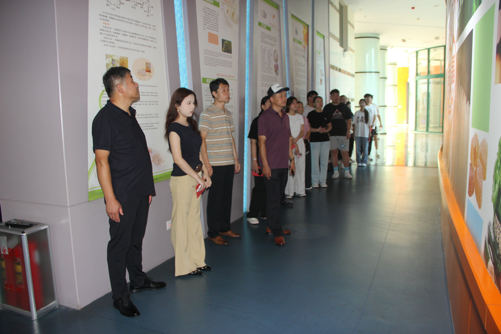 20250819情系職工子女  助力夢(mèng)想啟航——潔晶集團(tuán)舉行職工子女高考獎(jiǎng)學(xué)金發(fā)放儀式5_1